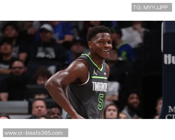 爱德华兹首节狂砍14分半场高效9中7三分命中2记助攻4次表现抢眼